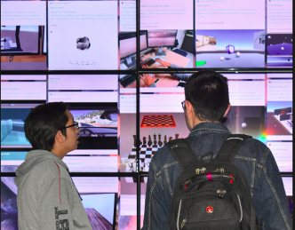 Estudiantes mirando pantalla